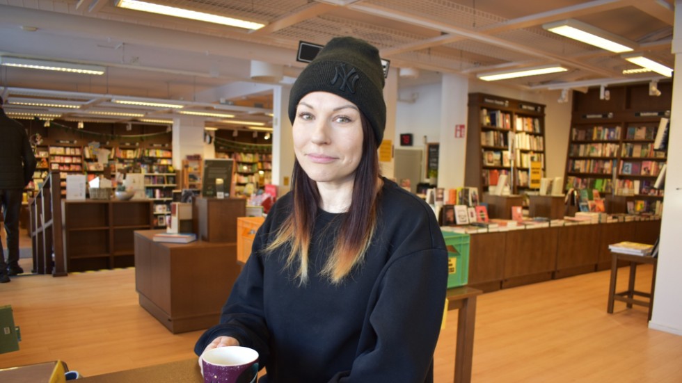 Emma Harrysson-Karlsson driver vidare bokhandeln på egen hand, sedan kollegan Lotta Daniels har valt att hoppa av.