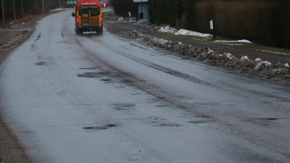 Snö och tö omväxlande tar ut sin rätt. När vattnet i pölarna fryser sprängs asfalten sönder. Det i kombination med mycket trafik gör att flera gator i samhället blivit väldigt gropiga.