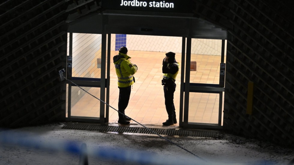 En man har häktats misstänkt för ett mord och ett mordförsök vid pendeltågsstationen i Jordbro. Arkivbild.