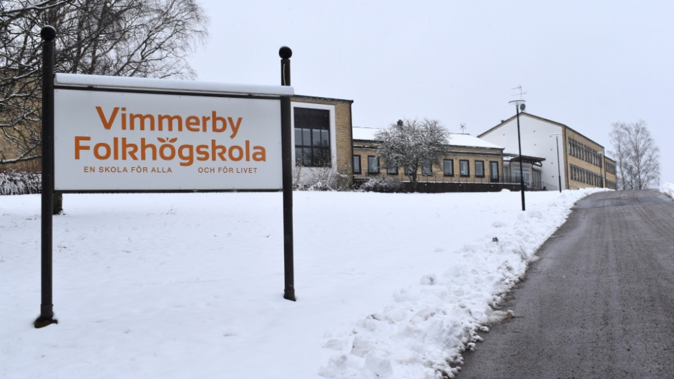 Vimmerby Folkhögskola har i dagsläget 150 elever på sina långa kurser, plus ett 60-tal personer i seniorkursen. Ett 40-tal personer arbetar på skolan. 