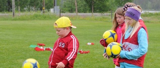 Titta, nu spelas det fotboll på planen i Skaulo igen