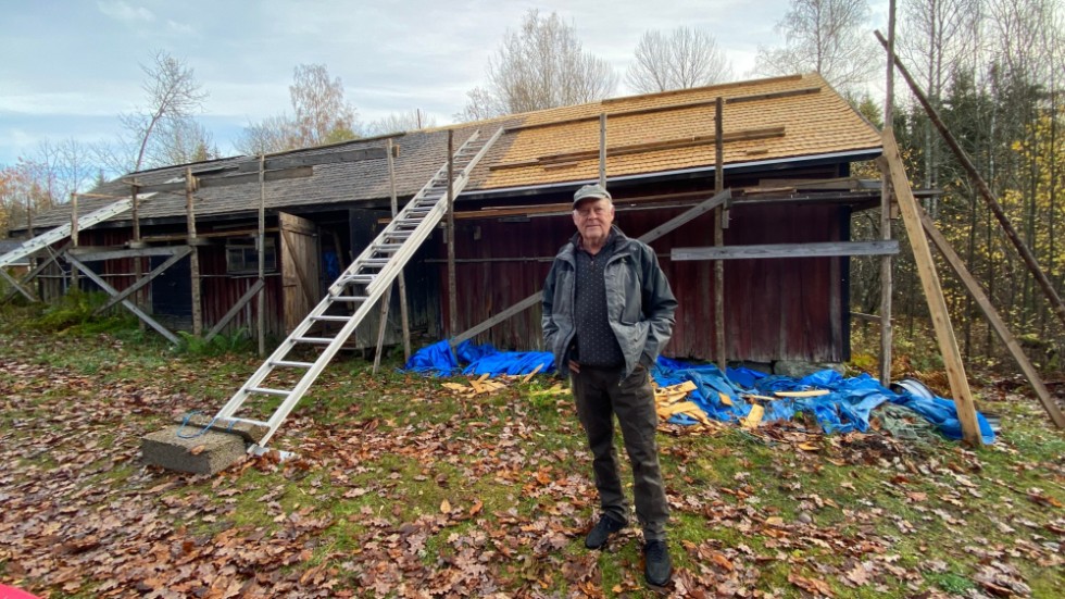 "Jag tycker att det är intressant, rent historiskt, att bevara en sådan här byggnad", säger Kjell Karlsson om varför han för tre år sedan drog igång jätteprojektet att själv lägga sticktaket på ladugården i Högdala, strax utanför Vimmerby.