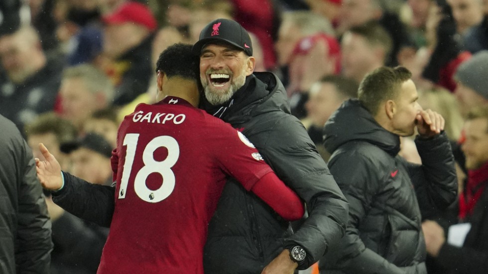 Liverpools manager Jürgen Klopp kramar om Cody Gakpo. Liverpool krossade Manchester United med 7–0.