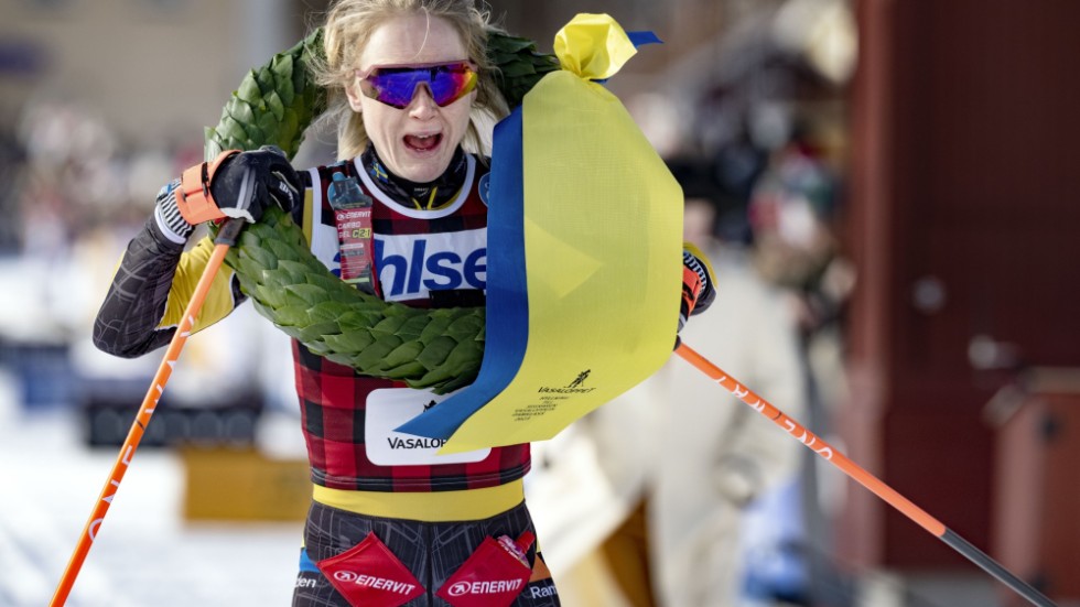 Norges Emilie Fleten går i mål som vinnare i Vasaloppets damklass. Svenskan Lina Korsgren hjälpte henne att bli en vinnare