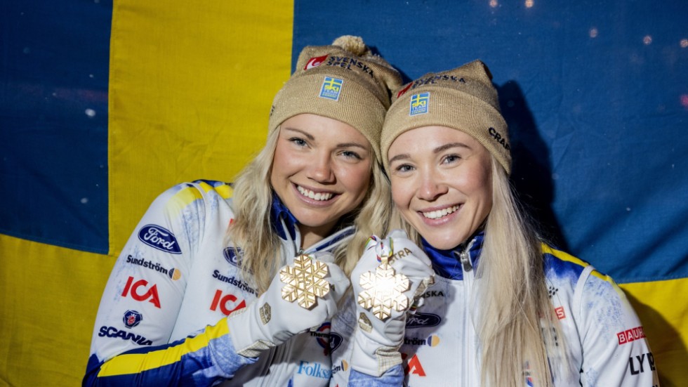 Emma Ribom (till vänster) och Jonna Sundling ordnade svenskt VM-guld i lagsprinten. Nu petas Sundling från den långa stafetten medan Ribom tar en plats.