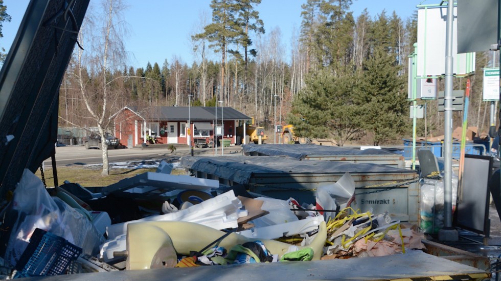 Återvinningsanläggningen i Vimmerby sköts från och med onsdagen av en upphandlad entreprenör på obestämd tid. 