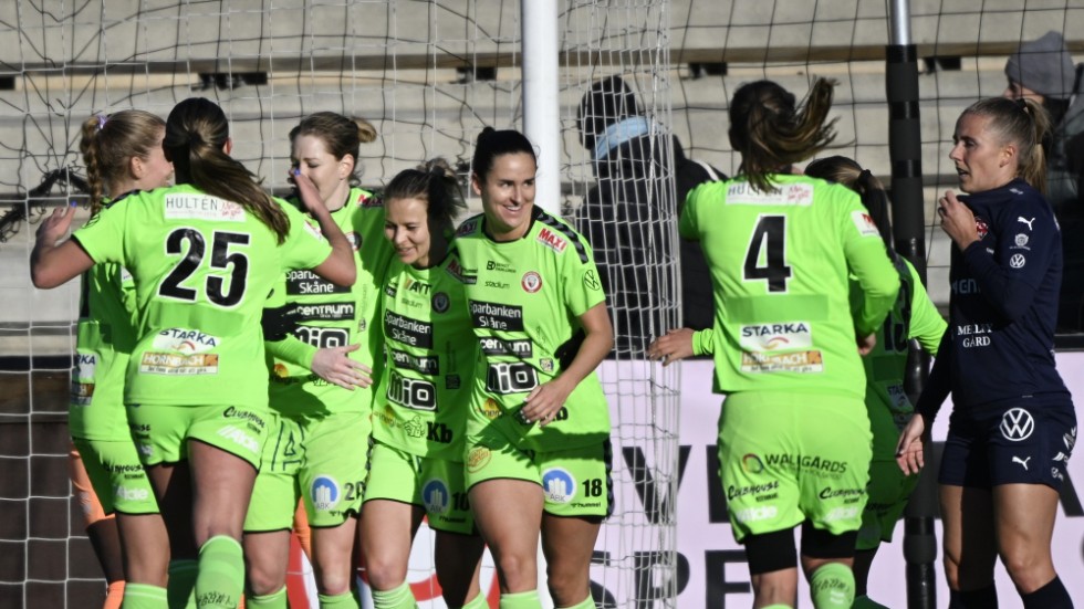 Kristianstads Emmi Alanen (nummer 10, i mitten) klappas om efter sitt 1–0-mål mot Rosengård i svenska cupen.
