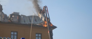 Tre lägenheter totalförstörda i branden