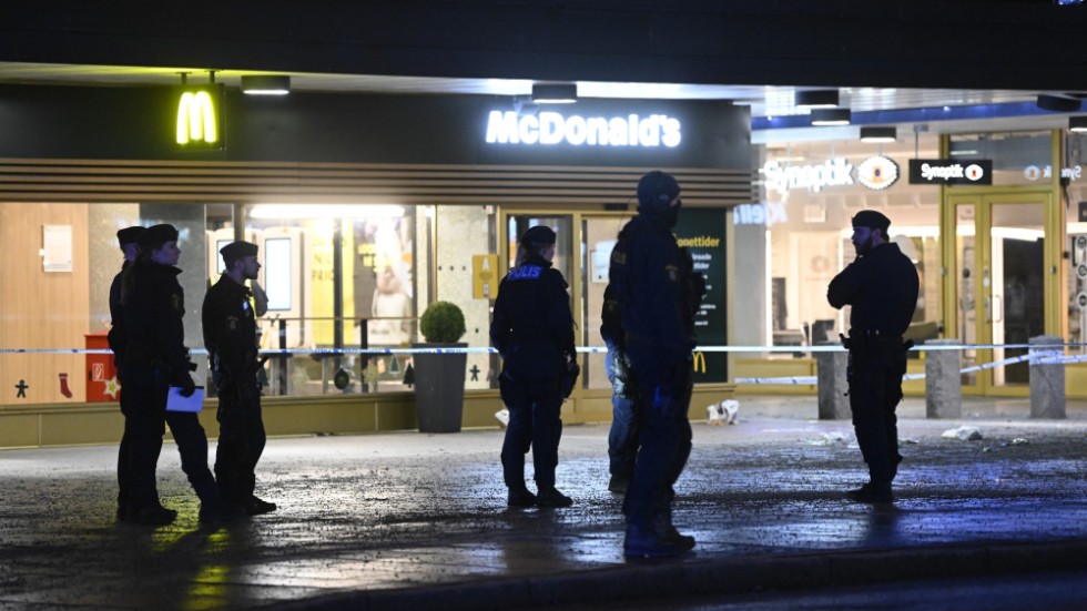 Poliser utanför McDonaldsrestaurangen där dödsskjutningen skedde.