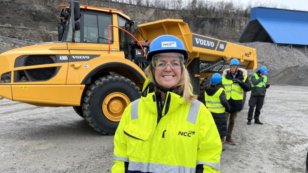 Grete Aspelund, affärsområdeschef på NCC, framför världens första fossilfria dumper i NCC:s bergtäkt i Södra Sandby utanför Lund.