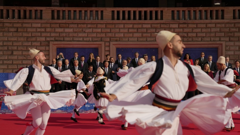 EU:s och västra Balkans ledare bjuds på traditionell albansk musik och dans under en gruppfotografering.