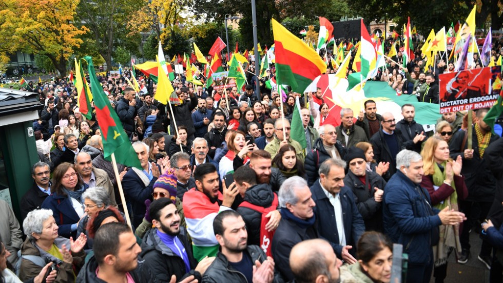 Svenska regeringen ligger lågt med att bejaka kurdernas kamp i norra Syrien, för att inte äventyra Nato-medlemskapet, menar insändarskribenten. Bilden togs under en demonstration på Norra Bantorget i Stockholm.