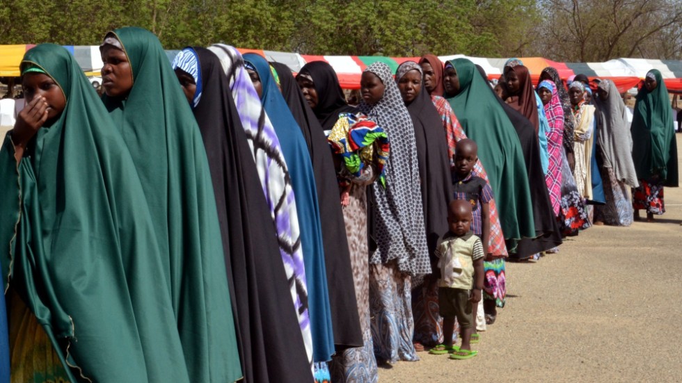 Kvinnor och barn, som hållits frihetsberövade i uppemot två år för misstänkta kopplingar till Boko Haram, släpps i Maiduguri i nordöstra Nigeria 2015. Kvinnorna och barnen på bilden har inget med artikeln att göra.