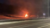 Personbil började brinna utmed E22 – blev helt övertänd