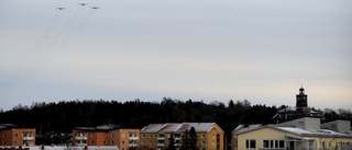 Försvarets "Julgran" flög över Enköping – Herculesplanen svävade lågt över stan • Se flygningen här!