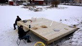 Passar på att bygga brygga på isen: "Det är väl en halvmeter lägre vattenstånd"