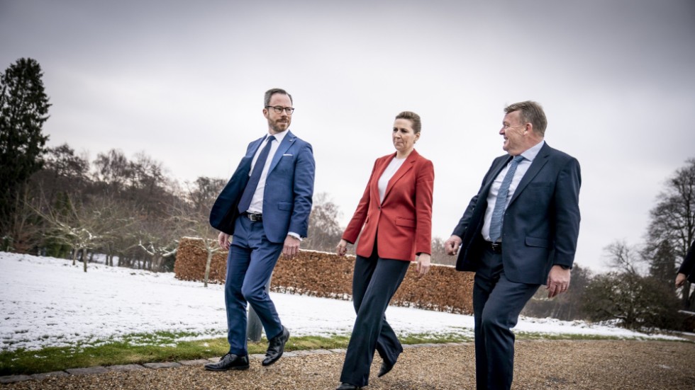 Partiledarna Jakob Ellemann-Jensen (Venstre), Mette Frederiksen (Socialdemokratiet) och Lars Løkke Rasmussen (Moderaterne) har bildat en blocköverskridande dansk regering.