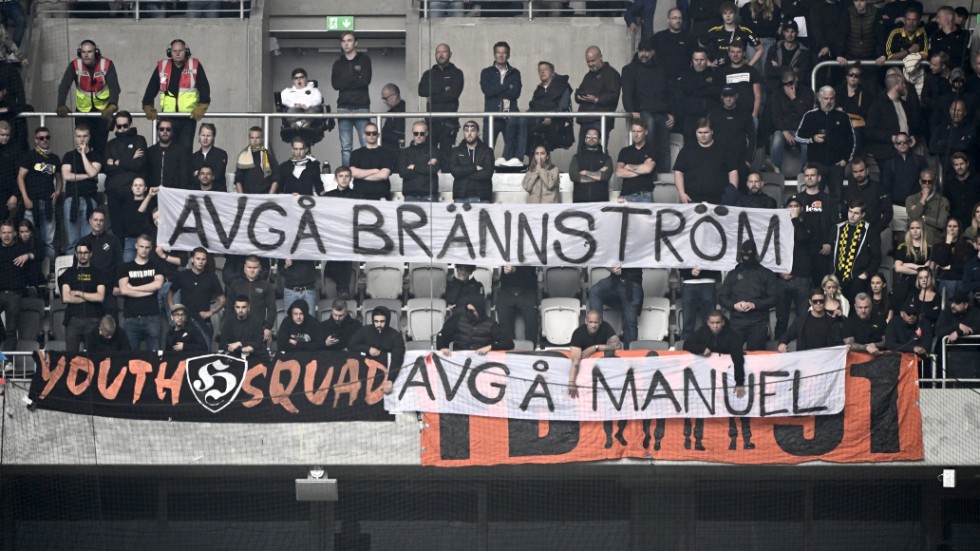 Under söndagens derby mot Djurgården höll AIK-supportrar upp banderoller som krävde att tränare Andreas Brännström och vd:n och klubbdirektörn Manuel Lindberg ska avgå.