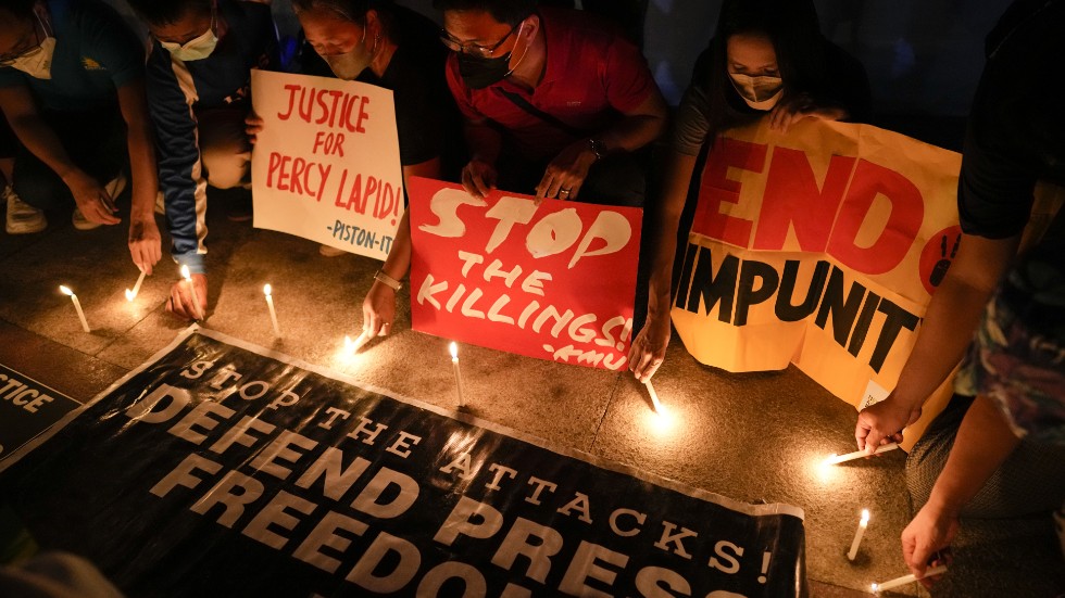 Filippinerna är ett av världens farligaste länder för journalister. Många mördas och gärningsmännen kommer ofta undan. Bilden är från en manifestation förra året som hölls efter det att journalisten Percival Mabasa mördats. Arkivbild.