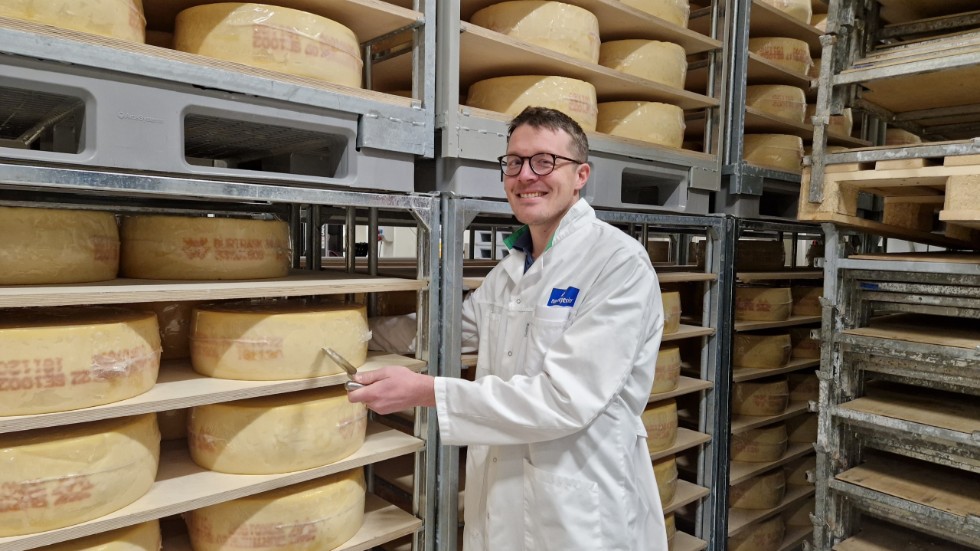 Thomas Eliasson in the cheese warehouse at the dairy in Burträsk.