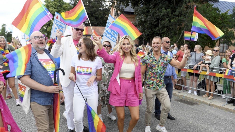 Kristdemokraternas partiledare Ebba Busch går i fjolårets Prideparade i Stockholm. Svensk lag möjliggör Richards utvisning.