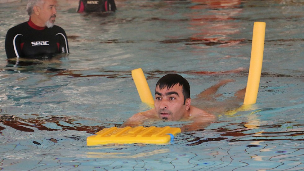 Hozan Taher kämpar på. Han vill lära sig simma, så att han kan följa med barnen till badet i sommar. Då gäller det att träna ordentligt.