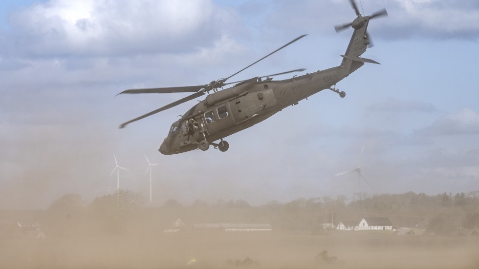 Tungmetaller blir inte mindre giftiga för att de släpps ut i naturen av militären. Buller gör skada även om det orsakas av en övning. Det menar insändarskribenten som inte vill att undanta militörövningar från de svenska miljöreglerna.