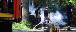 Brand nära begravningsplats hotade att sprida sig