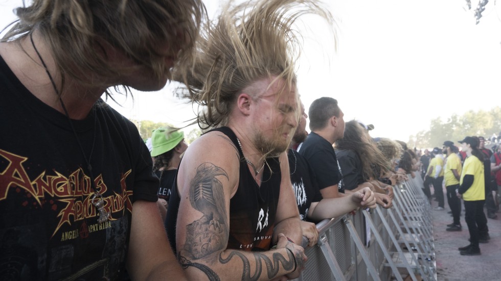 Headbangare vid staketet när franska hårdrockarna Gojira spelar på festivalens huvudscen.