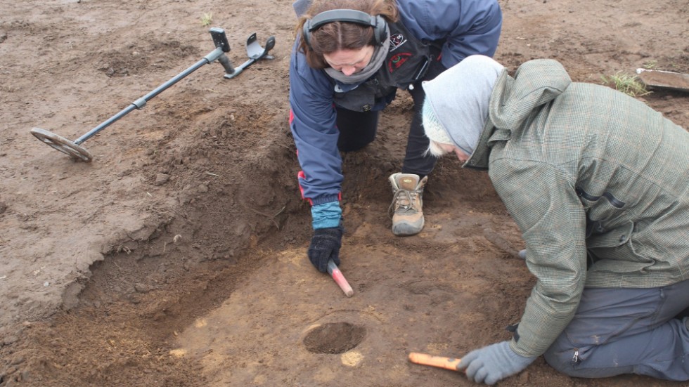 Medlemmar i Nordjysk Detektorforening hittade i höstas ett antal silvermynt på en åker vid Bramslev nordost om Hobro, åtta kilometer från vikingaborgen Fyrkat.