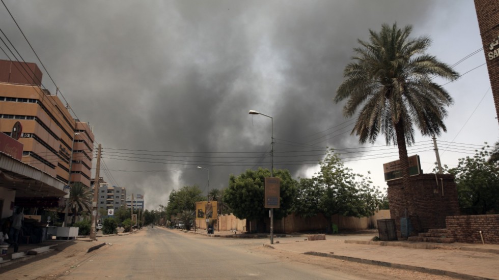 Rök ses stiga från ett kvarter i Sudans huvudstad Khartum under lördagen.