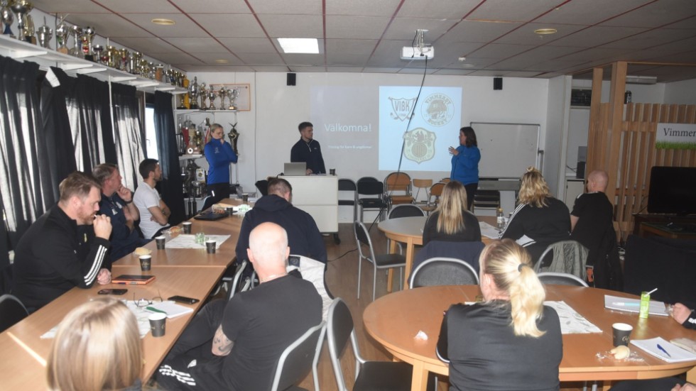 Totalt har 35 ungdomsledare i Vimmerbys fotbolls, hockey och innebandyförening tagit chansen att gå utbildningen.