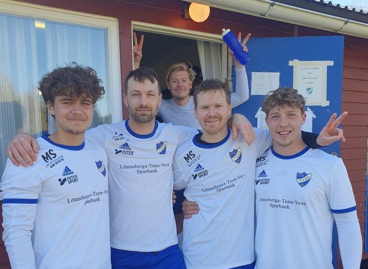 Glada miner i IFK Tuna efter tredje raka segern. Här ser ni de fyra målskyttarna längst fram i bild: Eddie Lundin, Anton Carlsson, Victor Gustavsson och Anthon Bekesi. 