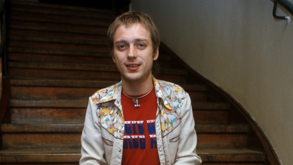 Pugh Rogefeldt med guldskivan för albumet "Pugh on the rocks" 1976.