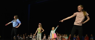 Vuxna och barn dansade tillsammans på Bryggaren