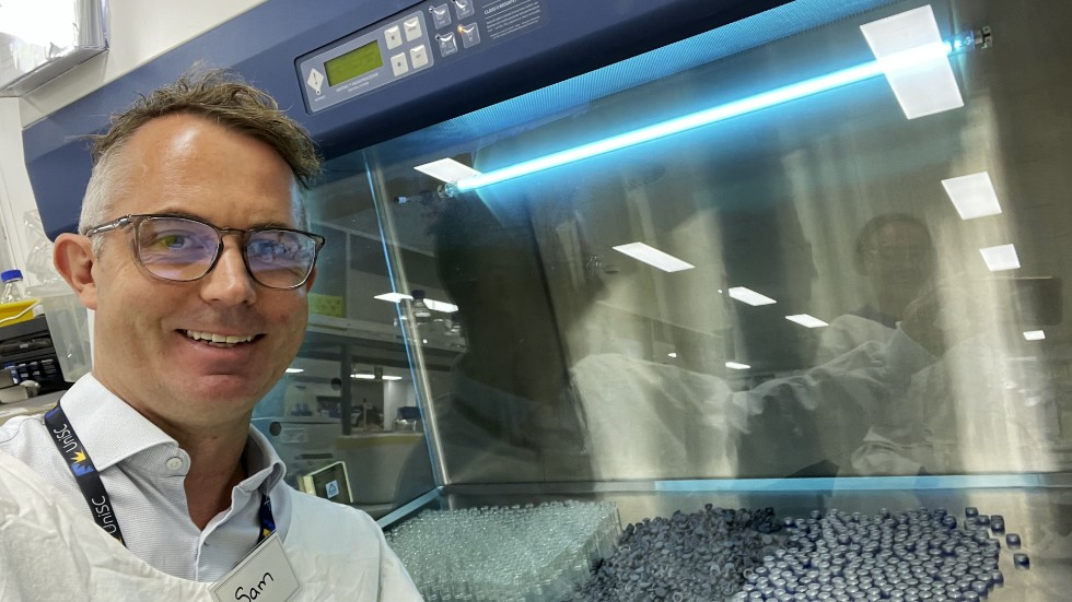 Mikrobiologen Samuel Phillips i laboratoriet där koalavaccinet tagits fram. Bild från november 2022.