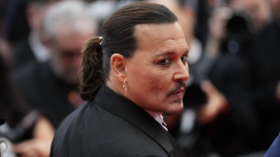 Johnny Depp möts av ett stort pressuppbåd på filmfestivalen i Cannes.