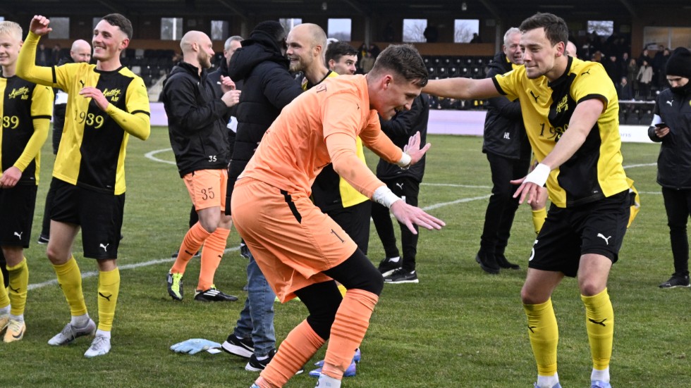 Mjällbys målvakt Noel Törnqvist och Colin Rösler firade segern i semifinalen mot Hammarby i mars. Nu väntar Häcken i finalen. Arkivbild.