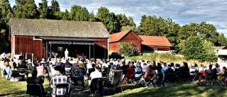 Lokala inslag på Fröslunda hages scen - även denna sommar
