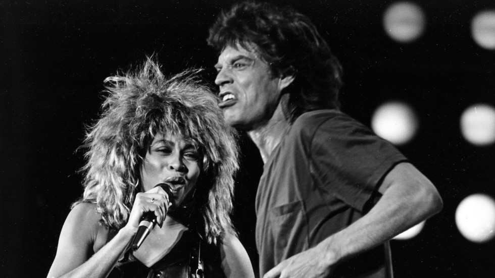 Tina Turner på scen tillsammans med Rolling Stones Mick Jagger 13 juli 1985.