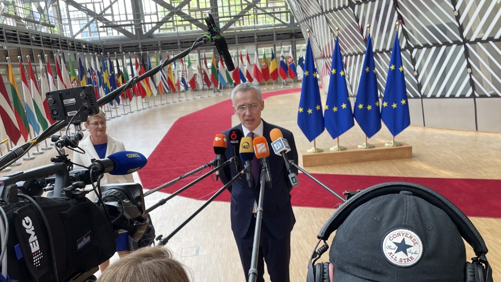 Natos generalsekreterare Jens Stoltenberg på väg in till tisdagens EU-möte i Bryssel.