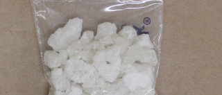 Kvinna hade två kilo kristall i baksätet – två döms till fängelse