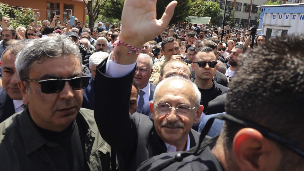 Kemal Kiliçdaroglu, partiledare för CHP, möter anhängare vid en vallokal i huvudstaden Ankara den 14 maj.
