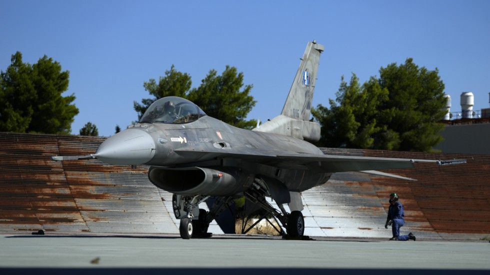 Ett grekiskt F-16-plan på flygbasen Tanagra norr om Aten i september 2022.