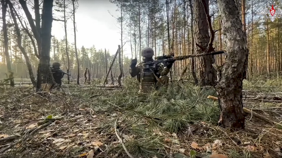 Ryska soldater i terrängen, i en bild från ryska försvaret.