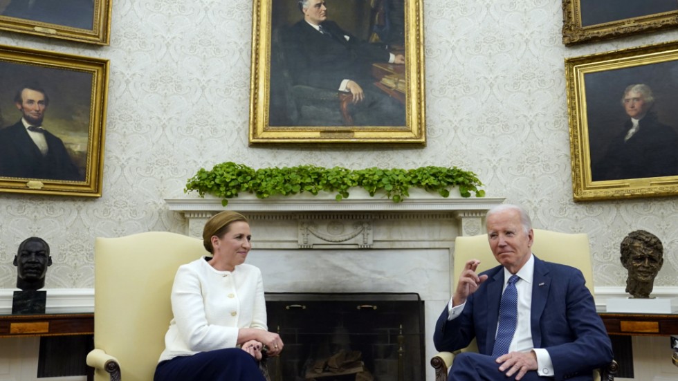 USA:s president Joe Biden korsar fingrarna i hopp om god krigslycka för Ukraina. Danmarks statsminister Mette Frederiksen tittar på.