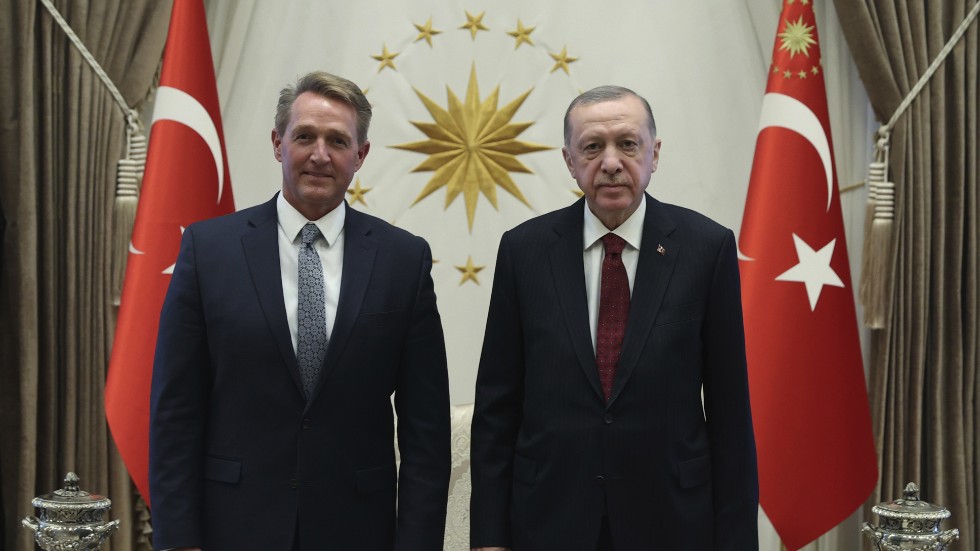 USA:s ambassadör i Ankara, Jeff Flake, här tillsammans med Turkiets president Recep Tayyip Erdogan. Arkivbild.