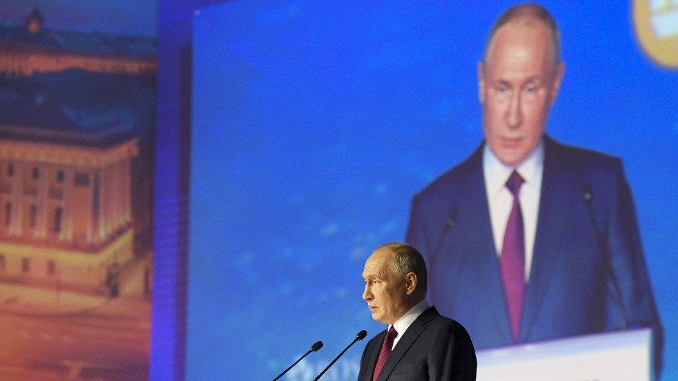 Rysslands president Vladimir Putin riktade på nytt kraftiga angrepp mot Ukraina och dess president Volodymyr Zelenskyj.