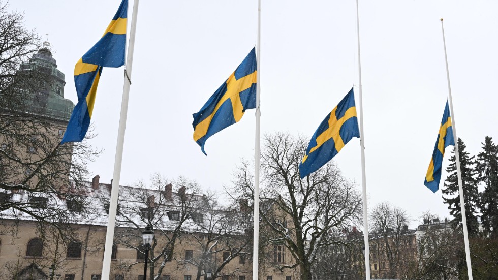 Flaggor på halv stång vid polishuset i Stockholm då en tyst minut hölls med anledning av polischefen Mats Löfvings död i februari. Arkivbild.