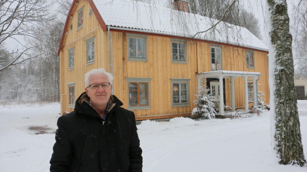 Det är noga med detaljerna. Bo Lundwall ser till att huset på Hultsfreds gård återfår sin ursprungliga elegans med hjälp av tidsenliga material och tekniker.